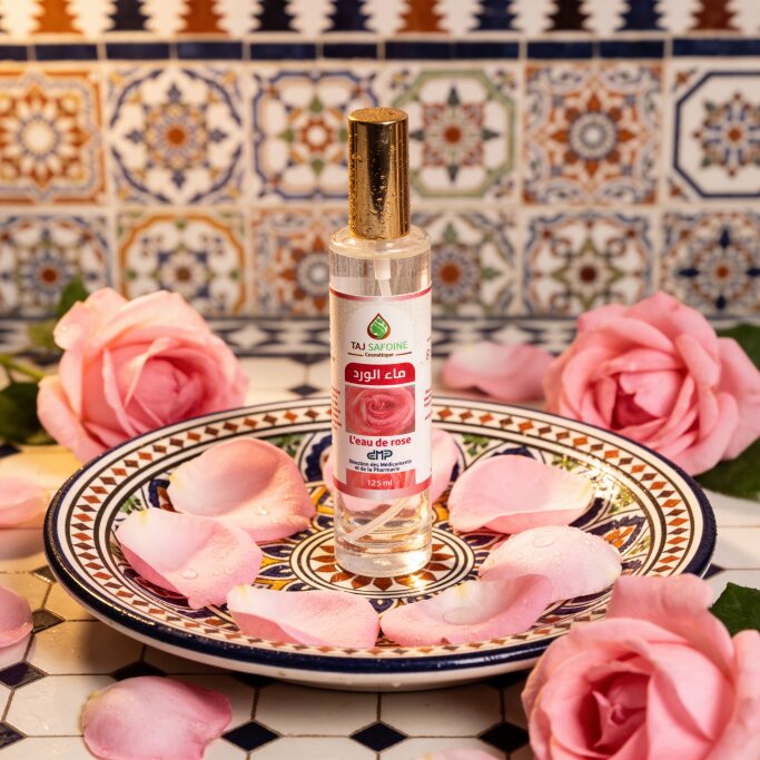 JODHUR Eau de Rose Tonifiante – Fraîcheur & Éclat avec infusion de moringa pour une peau hydratée et éclatante naturellement.