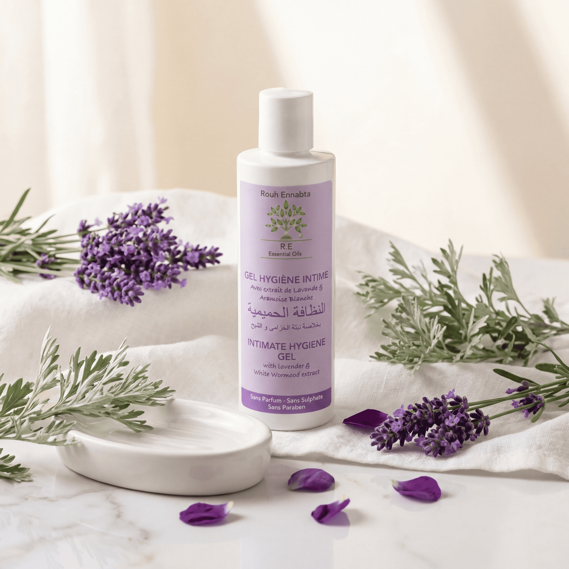 Gel Intime Équilibre Flora – Lavande & Armoise Blanche intimate hygiene gel bottle surrounded by lavender and armoise herbs.