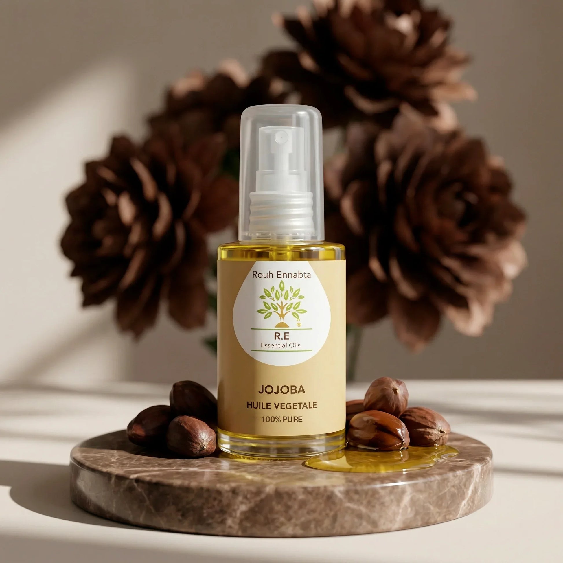 Flacon ambré d'huile de jojoba bio Jodhur sur marbre clair — huile équilibrante tous types de peau Maroc